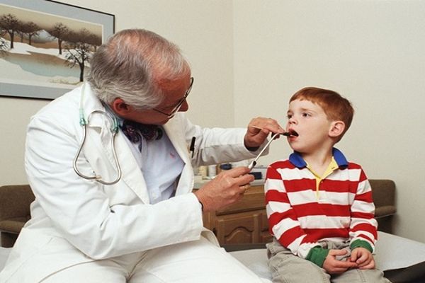 врач осматривает ребенка