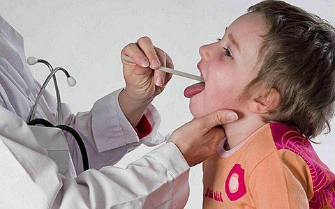 осмотр горла у ребенка